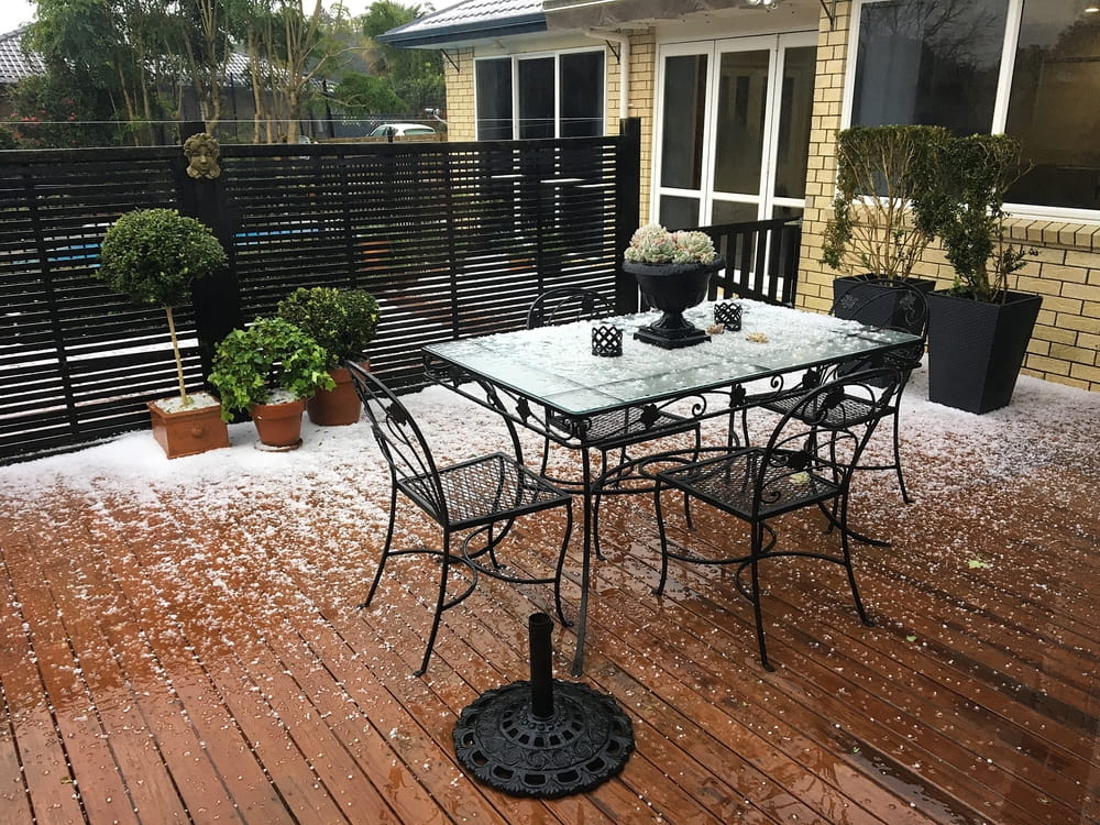 Patio residencial cubierto de granizo tras una tormenta que causó daños a la propiedad en Florida