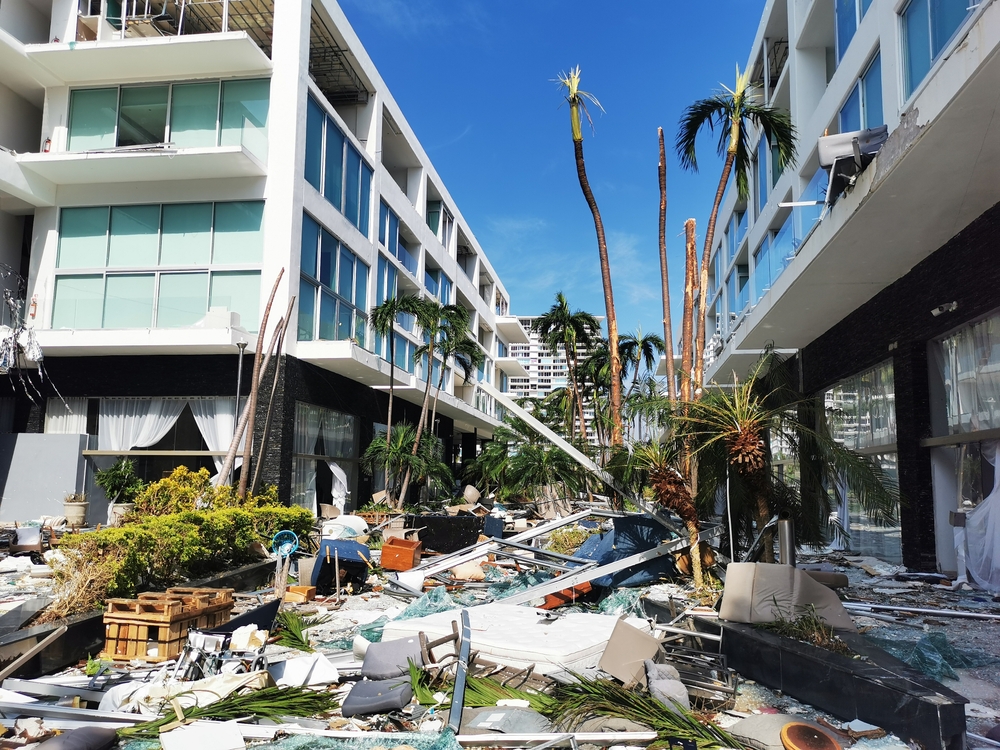 Daños estructurales severos en un edificio residencial de Florida causados por vientos fuertes durante un huracán