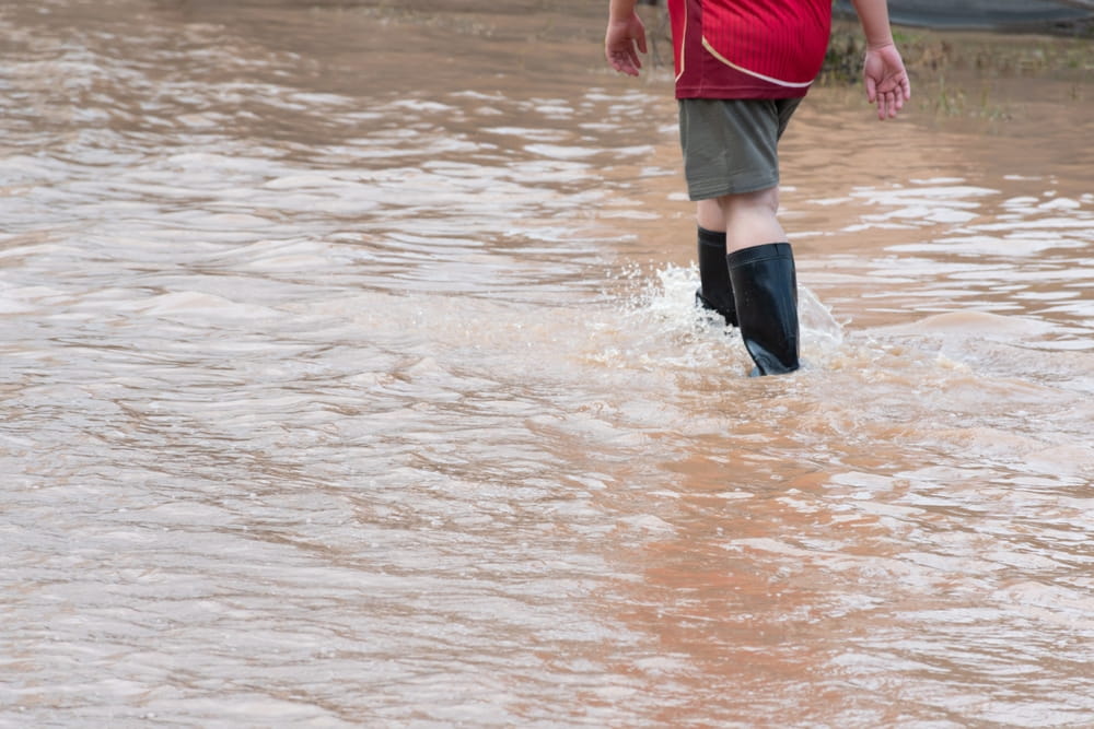Agua estancada alrededor de una vivienda en Florida tras lluvias intensas que pueden causar daños por inundación o respaldo de alcantarillado