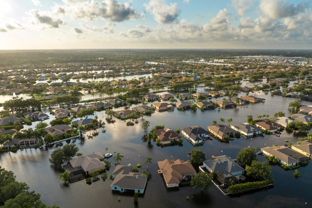 Vecindario residencial inundado en Florida tras tormentas severas que causaron daños por inundación en múltiples viviendas