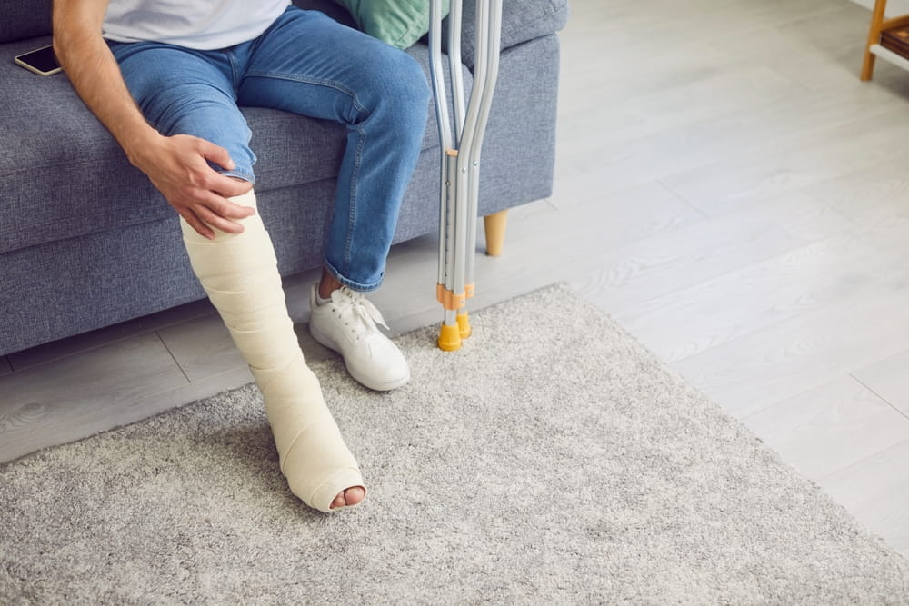 Person with leg injury representing comparative negligence injury claim in Fort Lauderdale