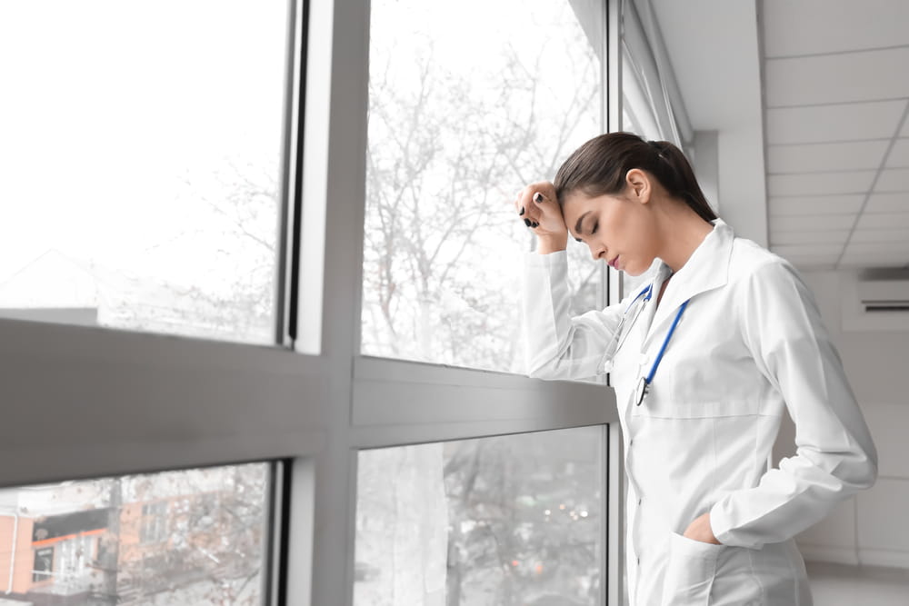 Profesional de la salud reflexionando sobre un posible caso de negligencia médica en Florida