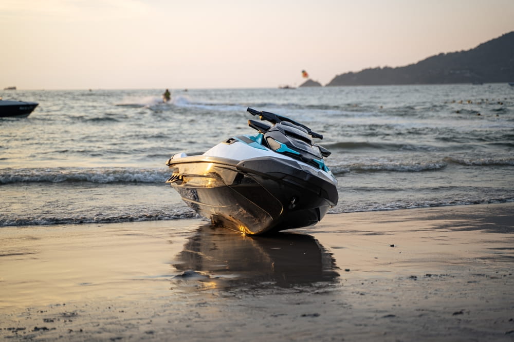 Moto acuática de alquiler abandonada en la orilla de una playa de Florida al atardecer